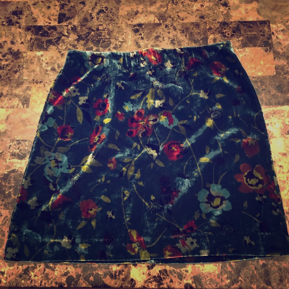 Loft Green mid thigh velvety skirt